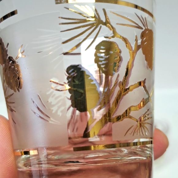 - Mid Century Modern set of 4 lowball glasses with gold pine cone  design - Picture 7 of 9